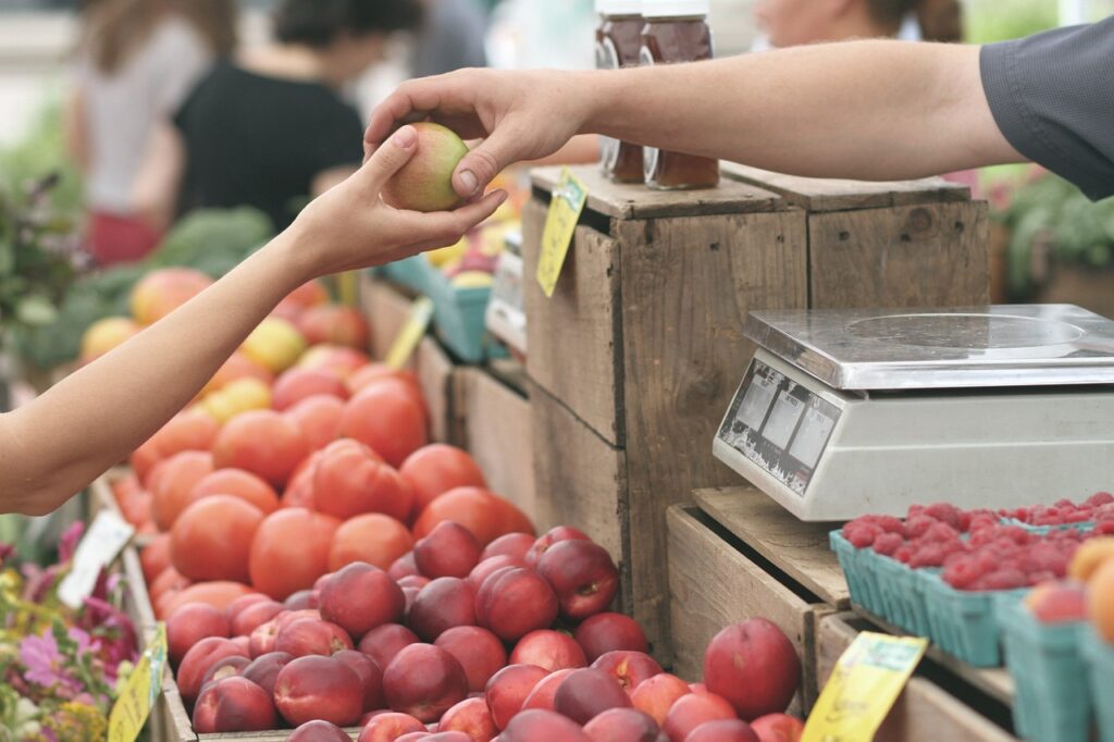 Técnicas de Vendas Infalíveis, vendedor entregando maçã à compradora