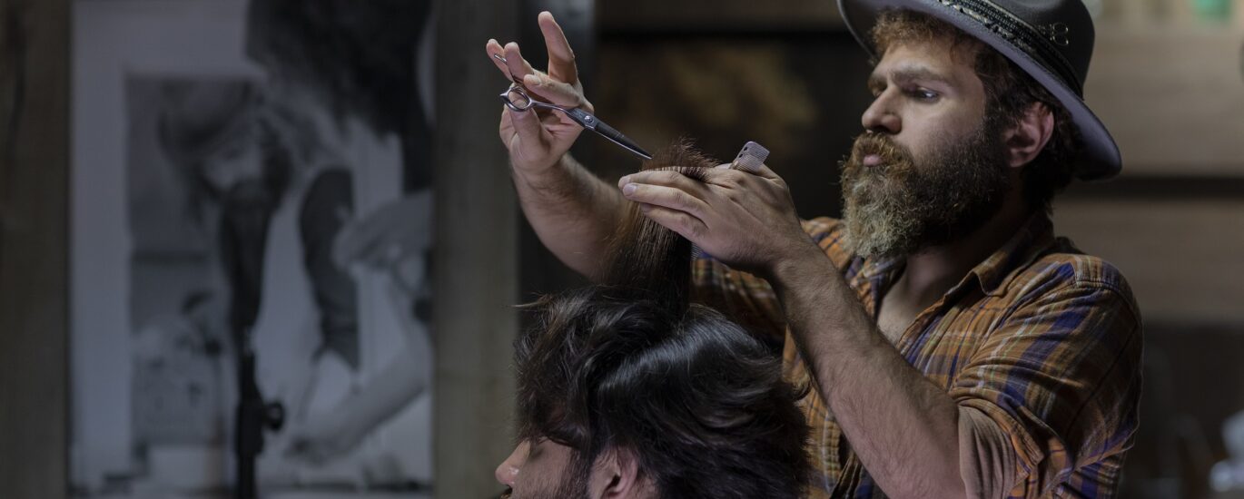 Transformando uma Barbearia em um Negócio Lucrativo, um barbeiro cortando cabelo
